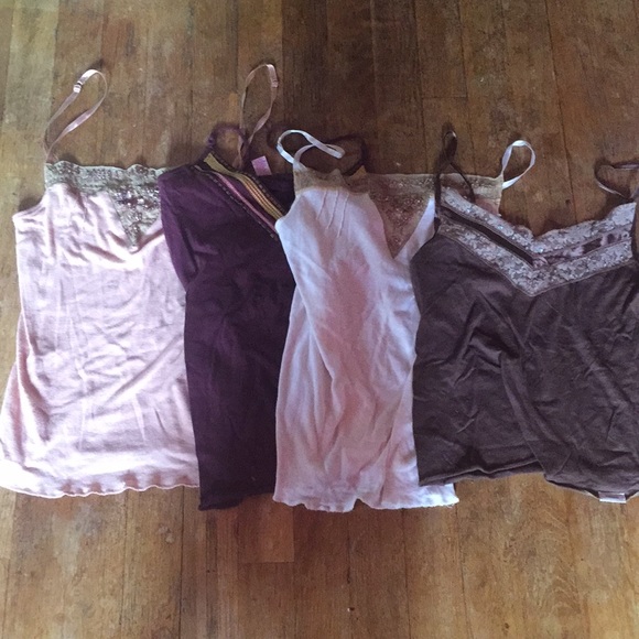 4 CUTE HOLLISTER TANKS: XS - Picture 1 of 1
